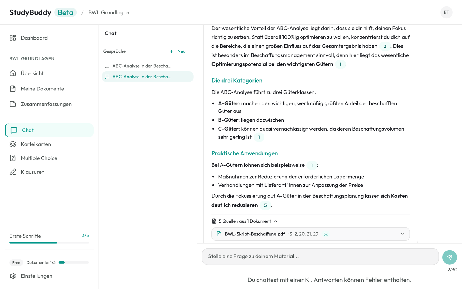 Echte StudyBuddy-Chat-Antwort zur ABC-Analyse mit nummerierten Zitaten und der Quellenzeile, die Dokument und Seiten nennt